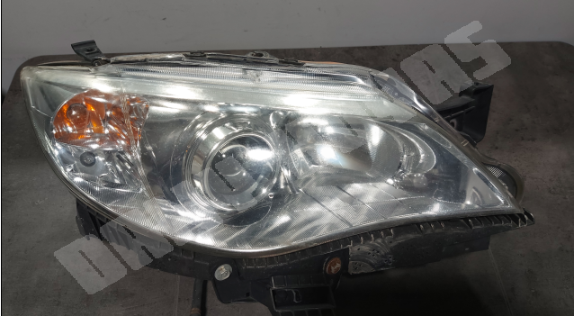 phare droit occasion subaru impreza diesel 2011 type xenon  fond blanc
